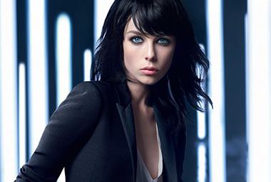 Edie Campbell, égérie Black Opium Nuit Blanche de Yves Saint Laurent